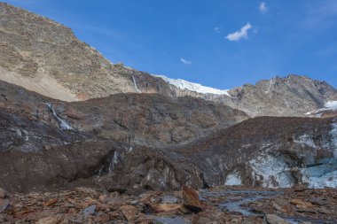 Vallelunga Buzulu Gepatschferner seracs ve şelaleleri ile çöküyor. Küresel ısınma nedeniyle buzullar hızla geri çekiliyor, Alto Adige, İtalya