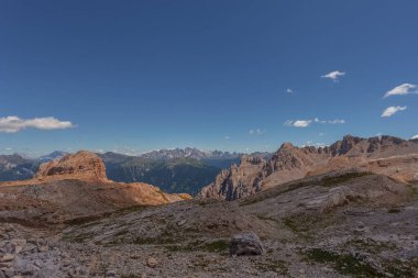 Latemar Massif 'in Dolomite kayalık platosunun muhteşem manzarası. Arka planda Pale di San Martino ve Civetta Dağı. UNESCO dünya mirası sahası, Trentino-Alto Adige, İtalya, Avrupa