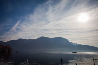Kasım ayında göl kıyısında tekne gezintisi. Lugano, Ticino, İsviçre