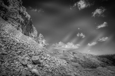 Latemar Massif, UNESCO dünya mirası sahası, Trentino-Alto Adige, İtalya ve Avrupa 'nın kayalık tepelerine siyah ve beyaz görünüm