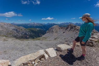 Dolomitlerdeki muhteşem yaz manzarasına bakan kız, Latemar Dağı, Trentino, İtalya. Dolomitlerle seyahat edin. Turizm. Gezici fotoğrafçılık ve açık hava sporları konsepti