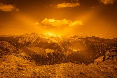 Latemar Massif, UNESCO dünya mirası sahasındaki dolomit kayalık tepelere giden yolun turuncu renk etkisi. Trentino-Alto Adige, İtalya, Avrupa