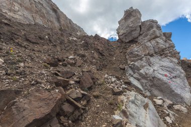 Latemar 'a giden yol boyunca biyolojik kökenli ışık karbonat kayalarını kesen karanlık Triyas volkanik hendeği. UNESCO dünya mirası sahası, Trentino-Alto Adige, İtalya, Avrupa