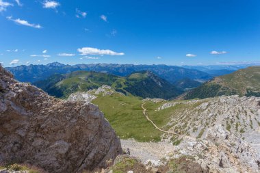 Fiemme Vadisi 'nin muhteşem yaz manzarası ve Latemar zirvesine giden yol. UNESCO dünya mirası sahası, Trentino-Alto Adige, İtalya, Avrupa