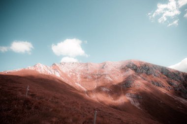 Latemar 'ın güney tarafının fantezi pembe renk efekti. UNESCO dünya mirası sahası, Trentino-Alto Adige, İtalya, Avrupa