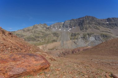 Punta del Lago Bianco Zirvesi 'nde Panorama ve Mulenza Buzul Sirki, kırmızı kayalar önplanında, Vallelunga, Alto Adige - Sudtirol, İtalya. 1850 'lerin Moraines' i görülebilir.