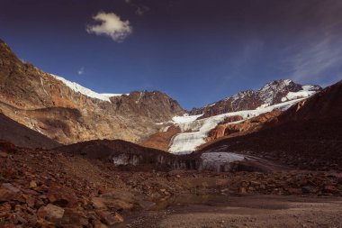 Vallelunga Buzulu 'nun çöküşü gün batımında morinalarla kaplandı. Küresel ısınma nedeniyle buzullar hızla geri çekiliyor, Alto Adige, İtalya