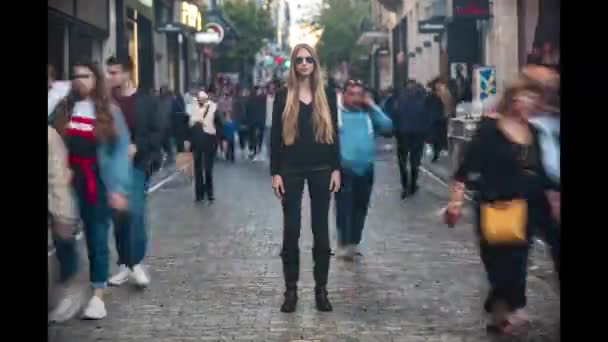 Time Lapse Beautiful Woman Standing Still Front Walking Crowd — Video