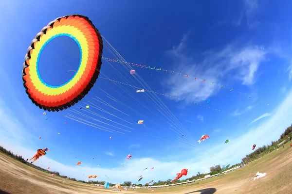 Cha Μαρτιου Πολύχρωμοι Χαρταετοί Στο 12Ο Διεθνές Φεστιβάλ Kite Της — Φωτογραφία Αρχείου