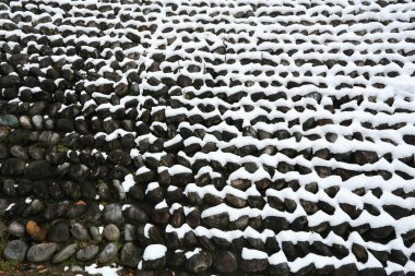 taş duvarla kaplı ile kar sıfırın altında sıcaklıklarda