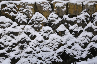 taş duvarla kaplı ile kar sıfırın altında sıcaklıklarda
