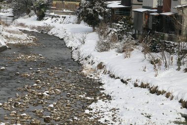 Miyagawa Nehri karla çevrilidir (Takayama, Japonya)