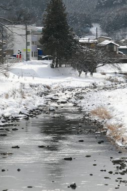 Miyagawa Nehri karla çevrilidir (Takayama, Japonya)