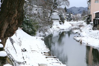 Miyagawa Nehri karla çevrilidir (Takayama, Japonya)