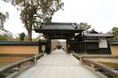 geleneksel Japonya'da tapınak girişinde Kyoto altın köşk