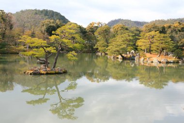 Kyoto, Japonya-ünlü Kinkakuji 'de Japon Bahçesi (Kinkaku-Ji)