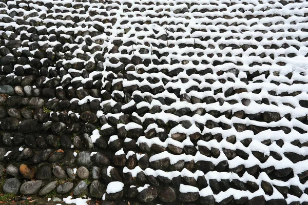 taş duvarla kaplı ile kar sıfırın altında sıcaklıklarda