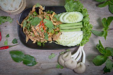 Taze sebze salatası ve mantar dilimleri (iyi sağlık için vejetaryen) )