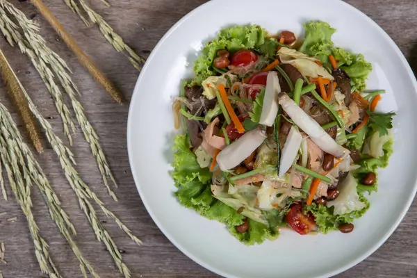 Thai Salat Mit Karotten Tomaten Glasnudeln Sellerie Und Schweinefleisch — Stockfoto