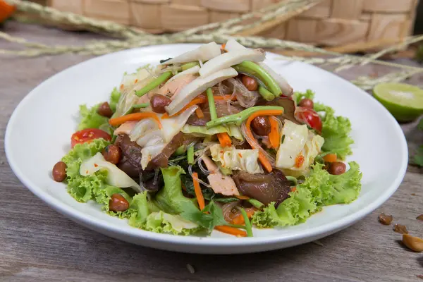 Salada Tailandesa Com Cenoura Tomate Macarrão Vidro Aipo Porco — Fotografia de Stock