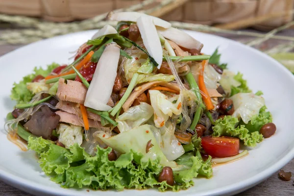Thai Salat Mit Karotten Tomaten Glasnudeln Sellerie Und Schweinefleisch — Stockfoto