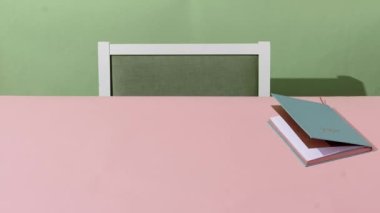 Ev ofisi, iş ve öğrenim için modern iş yeri. Notlar ve hatırlatıcılar için defter ya da günlük. Yüksek kaliteli FullHD görüntüler