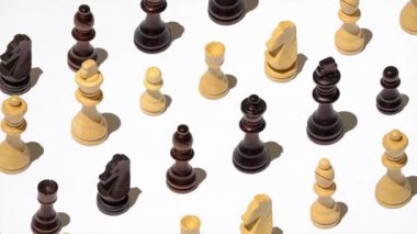 Zafer ve başarı çatışması kavramında siyah-beyaz satranç deseni bir aşağı bir yukarı hareket ediyor. Yüksek kaliteli FullHD görüntüler