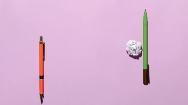 ペンと鉛筆は紙を砕いた板にぶつかる 最小限の概念が出てきてアイデアを捨て — ストック動画