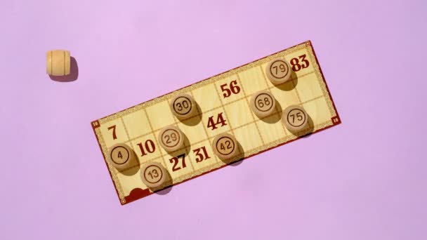 Βαρέλια Του Επιτραπέζιου Παιχνιδιού Loto Χαρτιά Κυλούν Στο Τραπέζι Ελάχιστη — Αρχείο Βίντεο