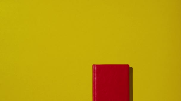 Czerwony Notatnik Żółtym Stole Biurowym Miejscu Pracy Notatek Przypomnień Wysokiej — Wideo stockowe