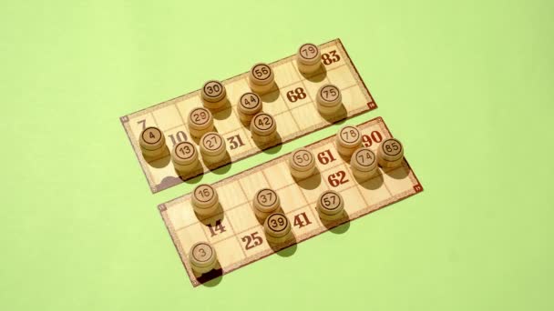 Brettspiel Lotto Fässer Und Karten Mit Zahlen Auf Grünem Hintergrund — Stockvideo