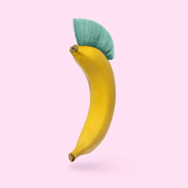 幽默是一种快乐的香蕉 粉色背景上有莫霍克式的发型 幽默和超现实的最小概念 高质量的照片 — 图库照片