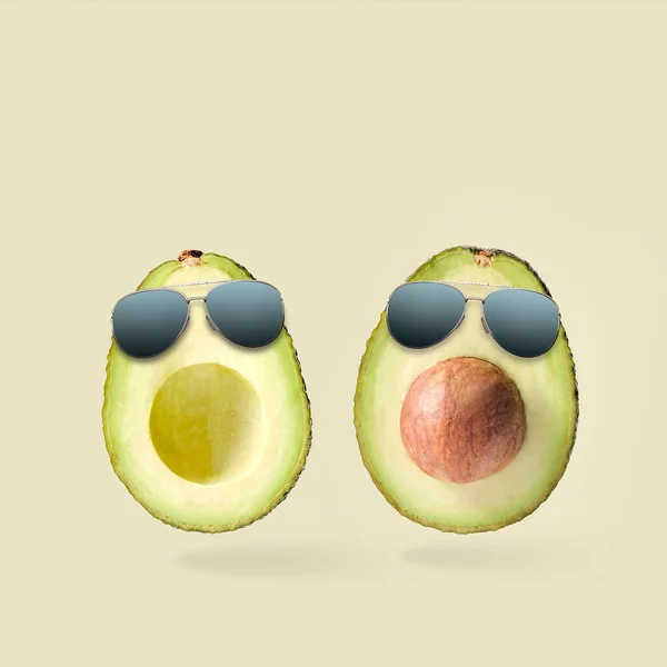Dois Divertidos Abacates Engraçados Óculos Sol Minimal Conceito Amizade Alimentar — Fotografia de Stock