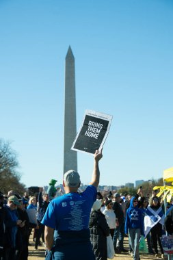 14 Kasım 2023 'te Washington DC, ABD' deki İsrail yürüyüşünde bir katılımcı imza attı.