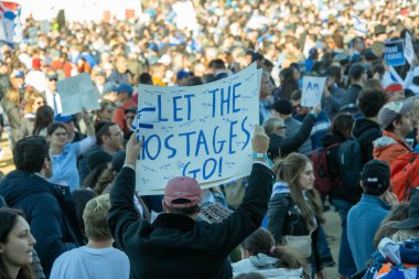 Yahudi Amerikalılar ve müttefikleri, Hamas 'a karşı verdiği savaşta İsrail' i desteklemek amacıyla 14 Kasım 2023 'te Washington DC' deki yürüyüşe katıldılar..  