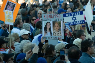 Yahudi Amerikalılar ve müttefikleri, Hamas 'a karşı verdiği savaşta İsrail' i desteklemek amacıyla 14 Kasım 2023 'te Washington DC' deki yürüyüşe katıldılar..  