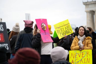 WASHINGTON DC / ABD - 18 Ocak 2025: Yeni başkan Donald Trump 'ın Washington DC' deki politikalarını protesto etmek için düzenlenen Mart mitingine katılanlar.