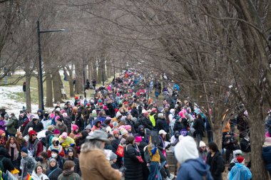 WASHINGTON DC / ABD - 18 Ocak 2025: Yeni başkan Donald Trump 'ın Washington DC' deki politikalarını protesto etmek için düzenlenen Mart mitingine katılanlar.