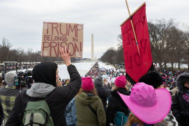 WASHINGTON DC / ABD - 18 Ocak 2025: Yeni başkan Donald Trump 'ın Washington DC' deki politikalarını protesto etmek için düzenlenen Mart mitingine katılanlar.