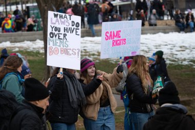 WASHINGTON DC / ABD - 18 Ocak 2025: Yeni başkan Donald Trump 'ın Washington DC' deki politikalarını protesto etmek için düzenlenen Mart mitingine katılanlar.