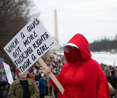 WASHINGTON DC / ABD - 18 Ocak 2025: Yeni başkan Donald Trump 'ın Washington DC' deki politikalarını protesto etmek için düzenlenen Mart mitingine katılanlar.