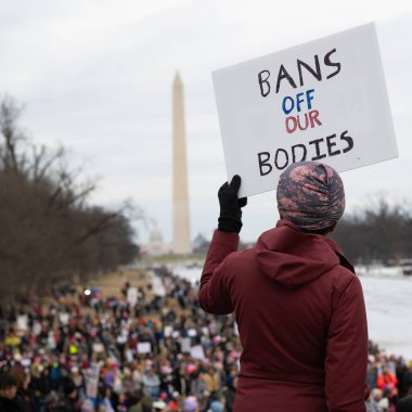 WASHINGTON DC / ABD - 18 Ocak 2025: Yeni başkan Donald Trump 'ın Washington DC' deki politikalarını protesto etmek için düzenlenen Mart mitingine katılanlar.