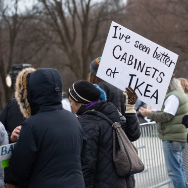 WASHINGTON DC / ABD - 18 Ocak 2025: Yeni başkan Donald Trump 'ın Washington DC' deki politikalarını protesto etmek için düzenlenen Mart mitingine katılanlar.