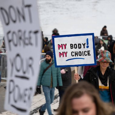 WASHINGTON DC / ABD - 18 Ocak 2025: Yeni başkan Donald Trump 'ın Washington DC' deki politikalarını protesto etmek için düzenlenen Mart mitingine katılanlar.