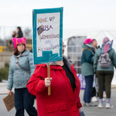 WASHINGTON DC / ABD - 18 Ocak 2025: Yeni başkan Donald Trump 'ın Washington DC' deki politikalarını protesto etmek için düzenlenen Mart mitingine katılanlar.