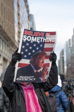 WASHINGTON DC / ABD -20 Ocak 2025: Capital One Arena 'nın dışındaki insanlar, yeni kurulan Başkan Trump' ın yemin ettikten sonra ortaya çıktığı yer.