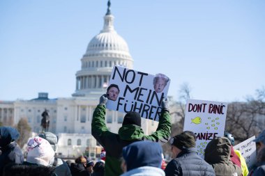 Göstericiler, Başkan Trumps yönetiminin ve milyarder Elon Musk 'un 17 Şubat 2025' teki Başkanlık Günü 'nde Washington' daki eylemlerini protesto etmek için Kongre Binası 'nda toplandılar..
