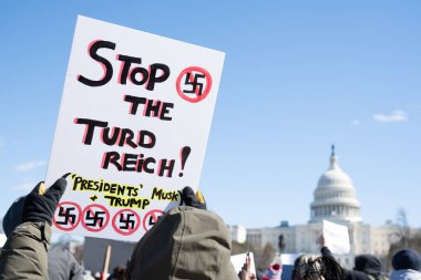 Göstericiler, Başkan Trumps yönetiminin ve milyarder Elon Musk 'un 17 Şubat 2025' teki Başkanlık Günü 'nde Washington' daki eylemlerini protesto etmek için Kongre Binası 'nda toplandılar..