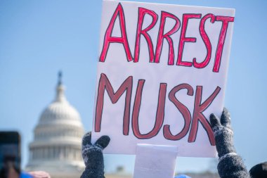 Göstericiler, Başkan Trumps yönetiminin ve milyarder Elon Musk 'un 17 Şubat 2025' teki Başkanlık Günü 'nde Washington' daki eylemlerini protesto etmek için Kongre Binası 'nda toplandılar..