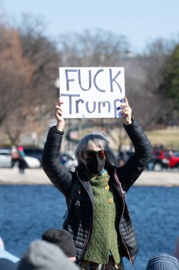 Göstericiler, Başkan Trumps yönetiminin ve milyarder Elon Musk 'un 17 Şubat 2025' teki Başkanlık Günü 'nde Washington' daki eylemlerini protesto etmek için Kongre Binası 'nda toplandılar..